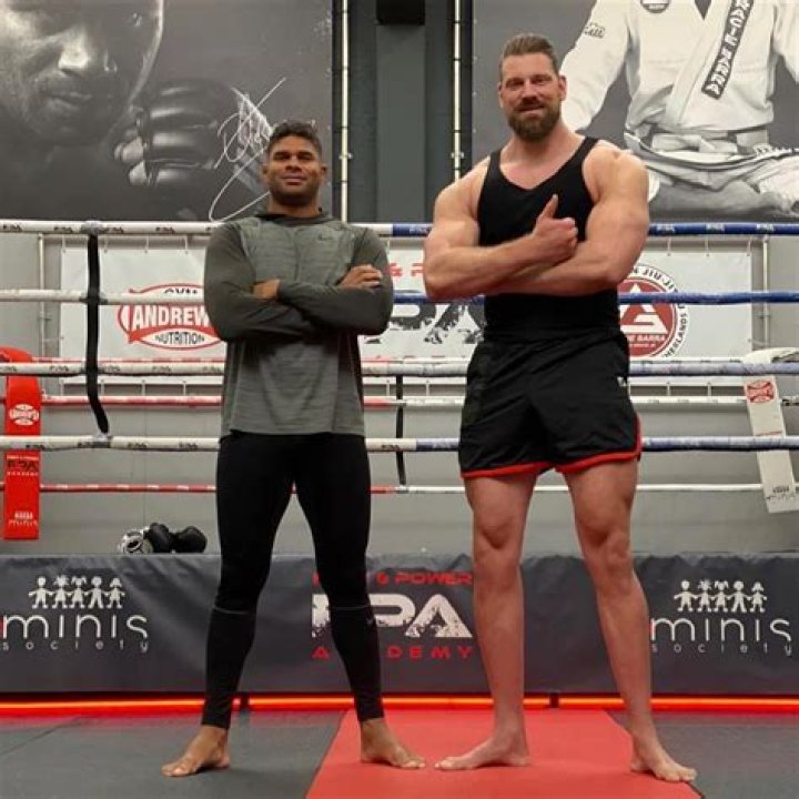 How tall is Alistair Overeem