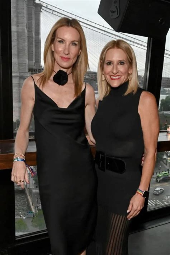 How tall is Jennifer Wayne